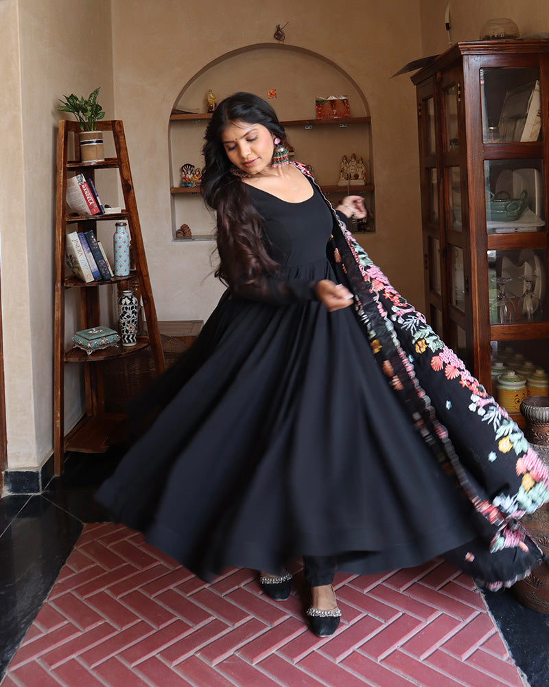 Jeetu Sri Yadav in Georgette Black Color Backless Three Piece Anarkali  Suit